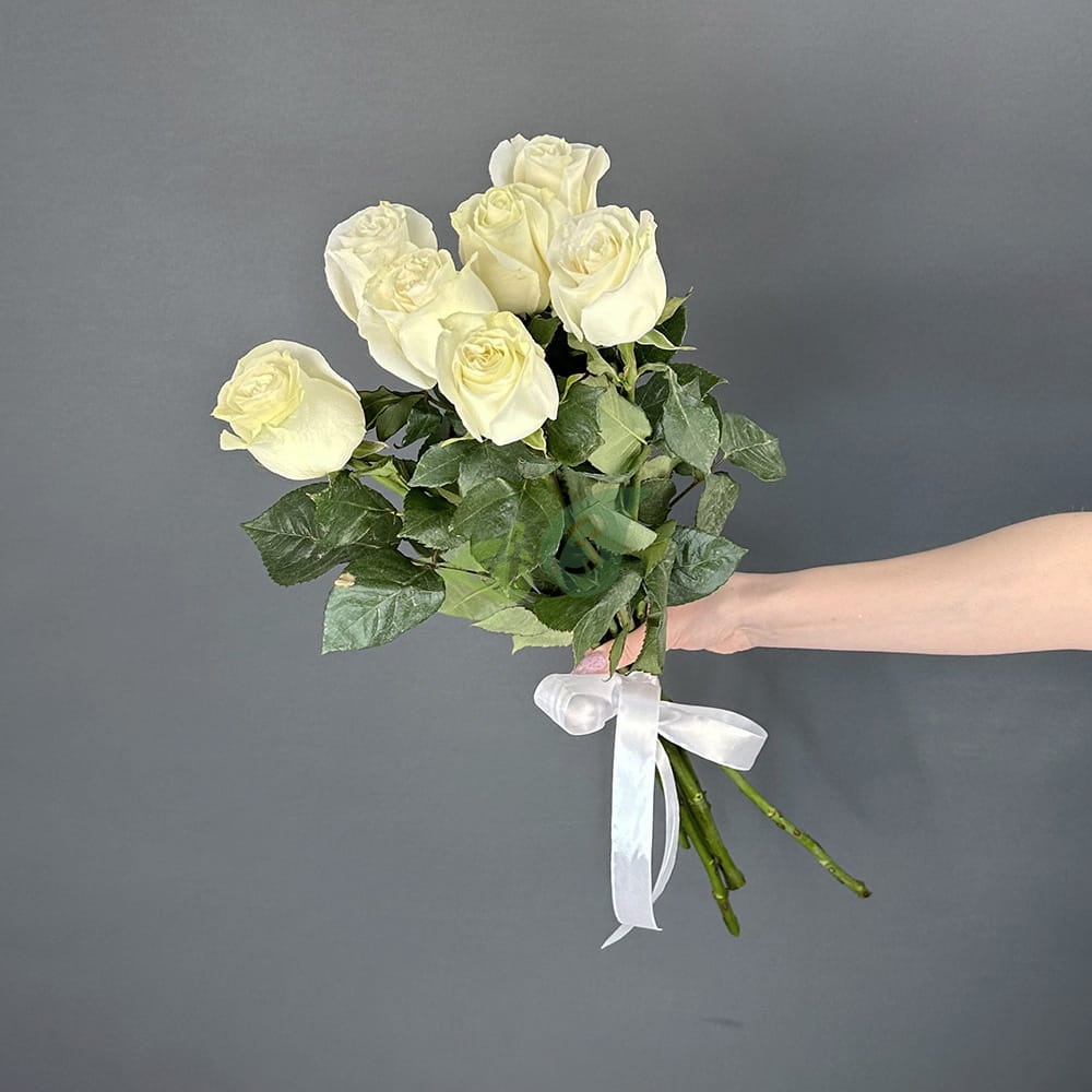 Белоснежные белые розы Мондиаль