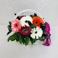 Крупные герберы разных цветов в корзине